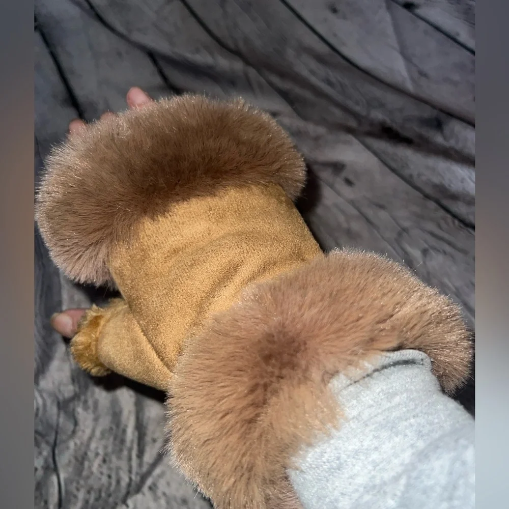 Elegant  faux sued and faux Fur-Trimmed Gloves